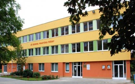 ZŠ Františka Peřiny je samozřejmě rovněž základní škola Řepy, Praha 6 - pohled na moderní budovu